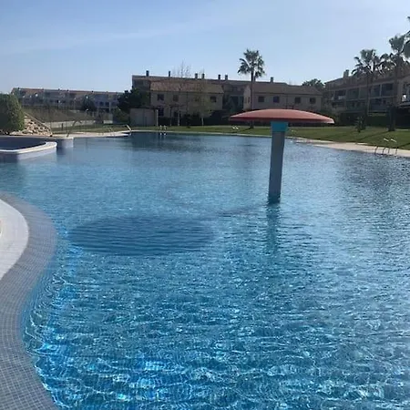 Familiar Con Gran Piscina Apartment
